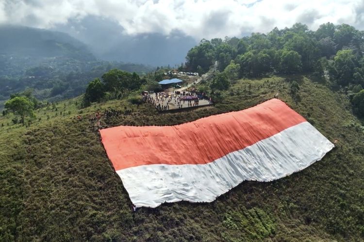 Sambut HUT RI, Bendera Raksasa Dibentangkan di Jayapura