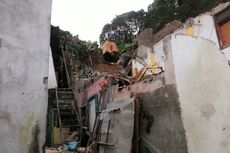 Pohon Besar Tumbang Timpa Rumah Warga, 7 Orang Terluka 