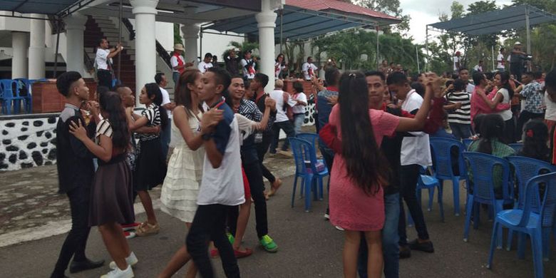 Para peserta lomba dansa menunjukkan kebolehannya di depan kantor Bupati Timor Tengah Utara (TTU), Nusa Tenggara Timur (NTT), Jumat (24/11/2017).