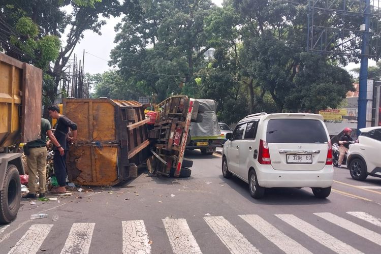 Detik-detik Truk Sampah Terguling di Bogor: Kendaraan Miring, Petugas Lompat dari Bak