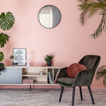 Ilustrasi dinding ruangan berwarna pink atau merah jambu