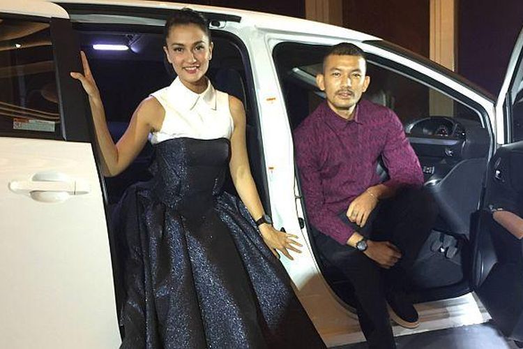Rio Dewanto dan Atiqah Hasiholan bersama Toyota Sienta