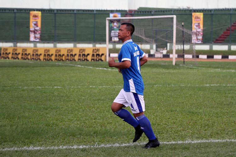 Mantan Kapten Persib Bandung, Dadang Hidayat, saat tampil dalam ajang persahabatan legenda Persib di Stadion Siliwangi, Kota Bandung, beberapa waktu lalu. 