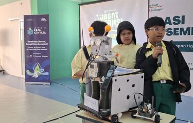 Arkan, Farrel, dan Dikira saat persentasi proyek robotic di SD Kreativitas Anak Indonesia, Jakarta Selatan, Selasa (26/8/2025)
