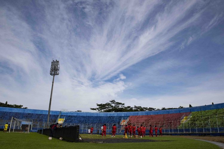 Arema FC latihan perdana untuk persiapan Piala Menpora 2021 di Stadion Kanjuruhan Kabupaten Malang, Jawa Timur, Senin (22/02/2021) sore.