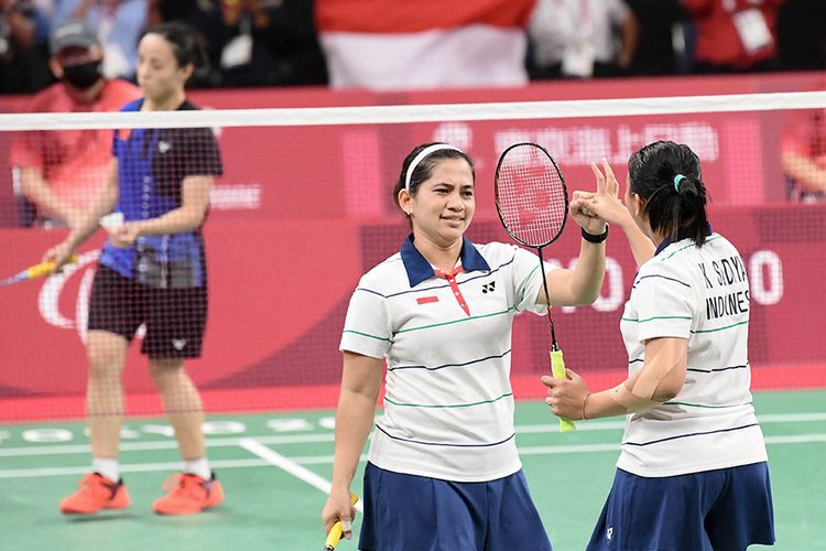 Pebulu tangkis ganda putri Indonesia Oktila Leani Ratri (kiri) dan Sadiyah Khalimatus melakukan selebrasi saat bertanding melawan wakil China Cheng He Fang-Ma Huihui pada final pertandingan bulu tangkis nomor ganda putri kategori SL3-SU5 Paralimpiade Tokyo 2020 di Yoyogi National Stadium, Tokyo, Jepang, Sabtu (4/9/2021). Leani/Khalimatus meraih medali emas setelah mengalahkan wakil China Cheng He Fang-Ma Huihui dengan skor 21-18 dan 21-12.