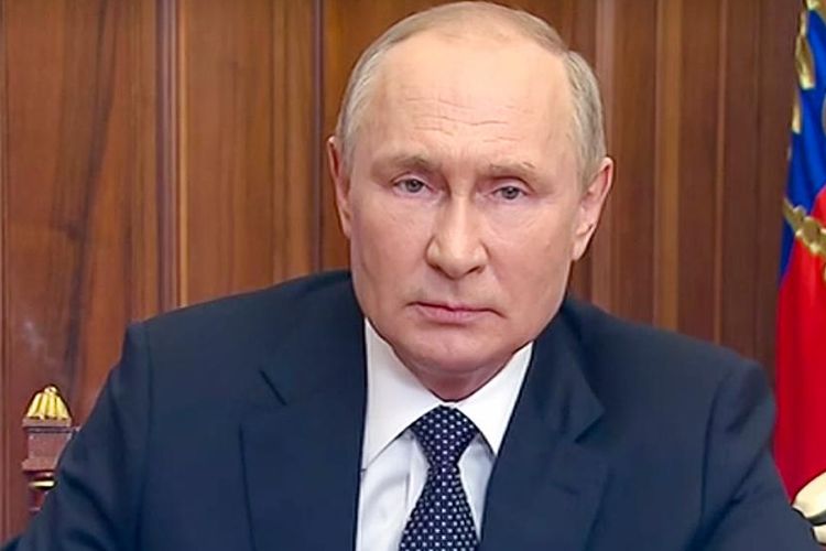 Presiden Rusia Vladimir Putin berbicara kepada warganya di Moskwa di tengah terjadinya kemunduran atas invasinya ke Ukraina. Pada Selasa (27/9/2022), Putin mengungkap fokus terbaru Rusia di Ukraian untuk menyelamatkan orang-orang di wilayah yang tengah menggelar referendum.