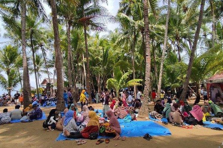 Wisatawan bersantai di Pantai Kelapa Tuban, Jawa Timur. 
