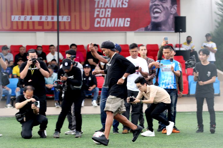 Ronaldinho melakukan dribbling saat coaching clinic dalam rangkaian Trofeo Meet The Star di Unggul Sport Center Malang, Minggu (26/6/2022) sore. 