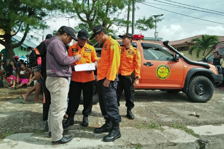 Personel Basarnas Pos SAR Cilacap melakukan orientasi medan untuk mencari satu Anak Buah Kapal (ABK) Berkah Melimpah Jaya 2 yang terbalik di perairan Laut Selatan Kebumen, Kamis (13/7/2017)