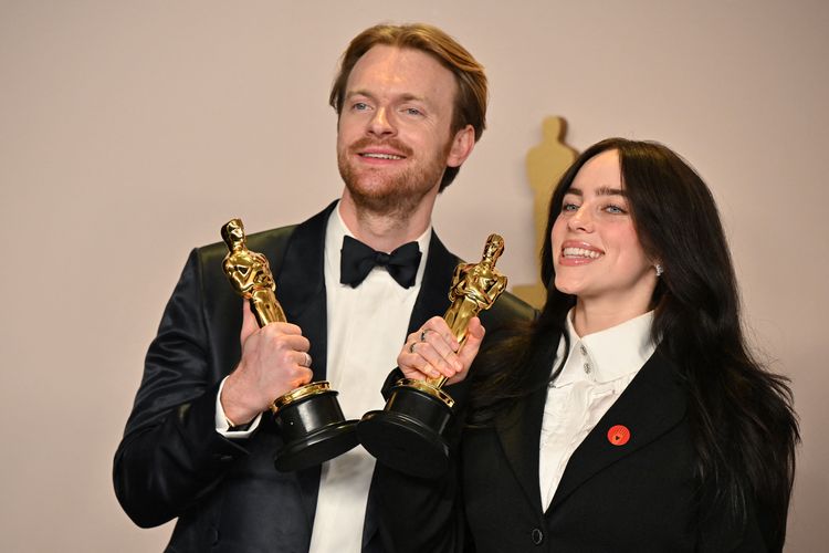 Kakak-beradik Finneas O'Connel ketika menghadiri malam penghargaan Oscar 2024 di Los Angeles, Amerika Serikat, Minggu (10/3/2024) malam waktu setempat.