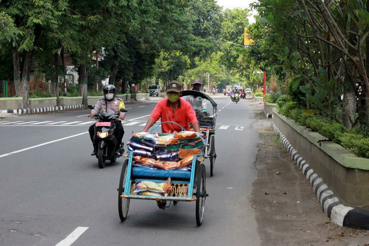 Pemkot Kediri, Jawa Timur memberdayakan para abang becak dalam pendistribusian bantuan sosial kepada masyarakat terdampak Covid-19. Pemberdayaan itu untuk mengangkat ekonomi abang becak yang tengah menurun akibat pandemi Covid-19.