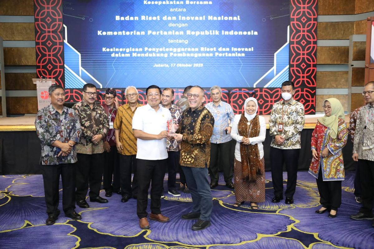 Plt Mentan Arief Prasetyo Adi dan Kepala Badan Riset dan Inovasi Nasional (BRIN) Laksana Tri Handoko saat acara Penandatangan Kesepakatan Bersama di Kantor BRIN, Jakarta, Selasa (17/10/2023).