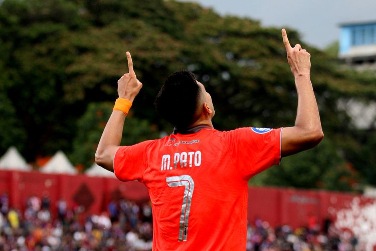 Pemain Borneo FC Matheus Pato selebrasi seusai menjebol gawang Persik Kediri saat pertandingan pekan 4 Liga 1 2022-2023 yang berakhir dengan skor 1-2 di Stadion Brawijaya Kediri, Jumat (12/8/2022) sore.
