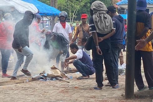 Gagal Temui Ketua DPRD Kota Sorong, Demonstran Tolak DOB dan Otsus Pilih Bakar Pisang