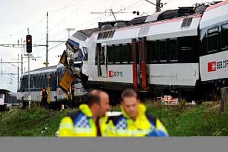 Dua buah kereta api komuter di Swiss bertabrakan pada Selasa (30/7/2013) pagi waktu setempat. Sejauh ini menewaskan satu orang dan melukai 35 orang lainnya.