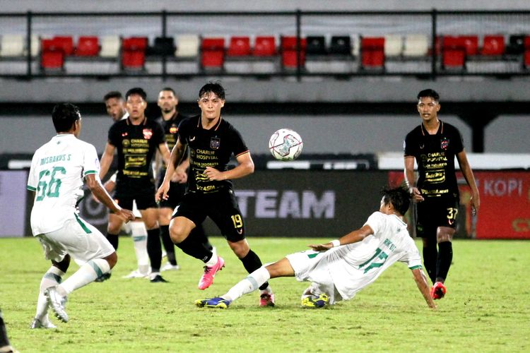 Pertandingan antara PS Sleman (PSS) dan PSIS Semarang pada pekan ke-31 Liga 1 2021-2022 di Stadion Kapten I Wayan Dipta, Gianyar, Bali, Rabu (16/3/2022) malam WIB.