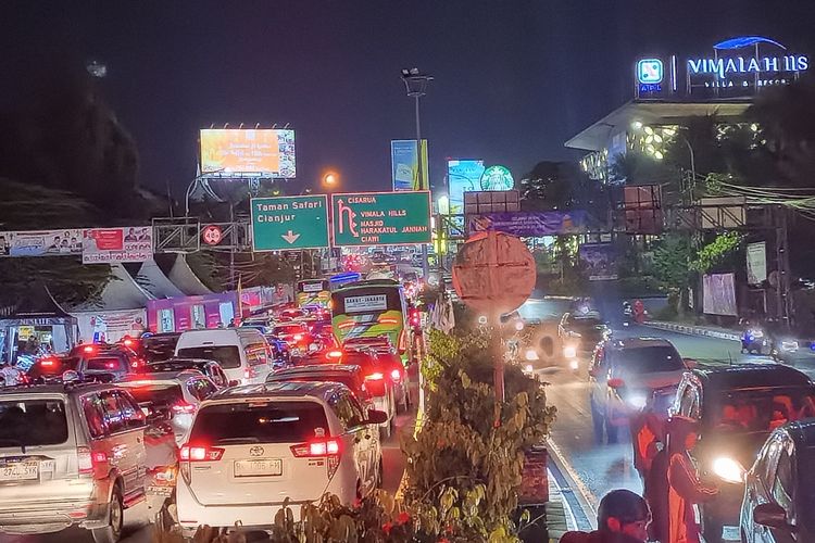 Situasi arus lalu lintas usai rekayasa one way berakhir di Simpang Gadog, Puncak, Bogor, Jawa Barat, Jumat (12/4/2024).
