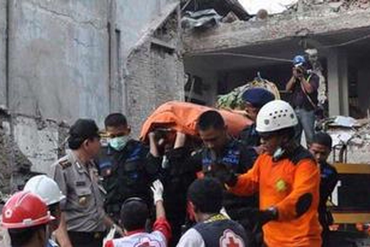 Korban ledakan di Jalan Slompretan 8 Surabaya dievakuasi, Kamis (3/6/2010) petang.