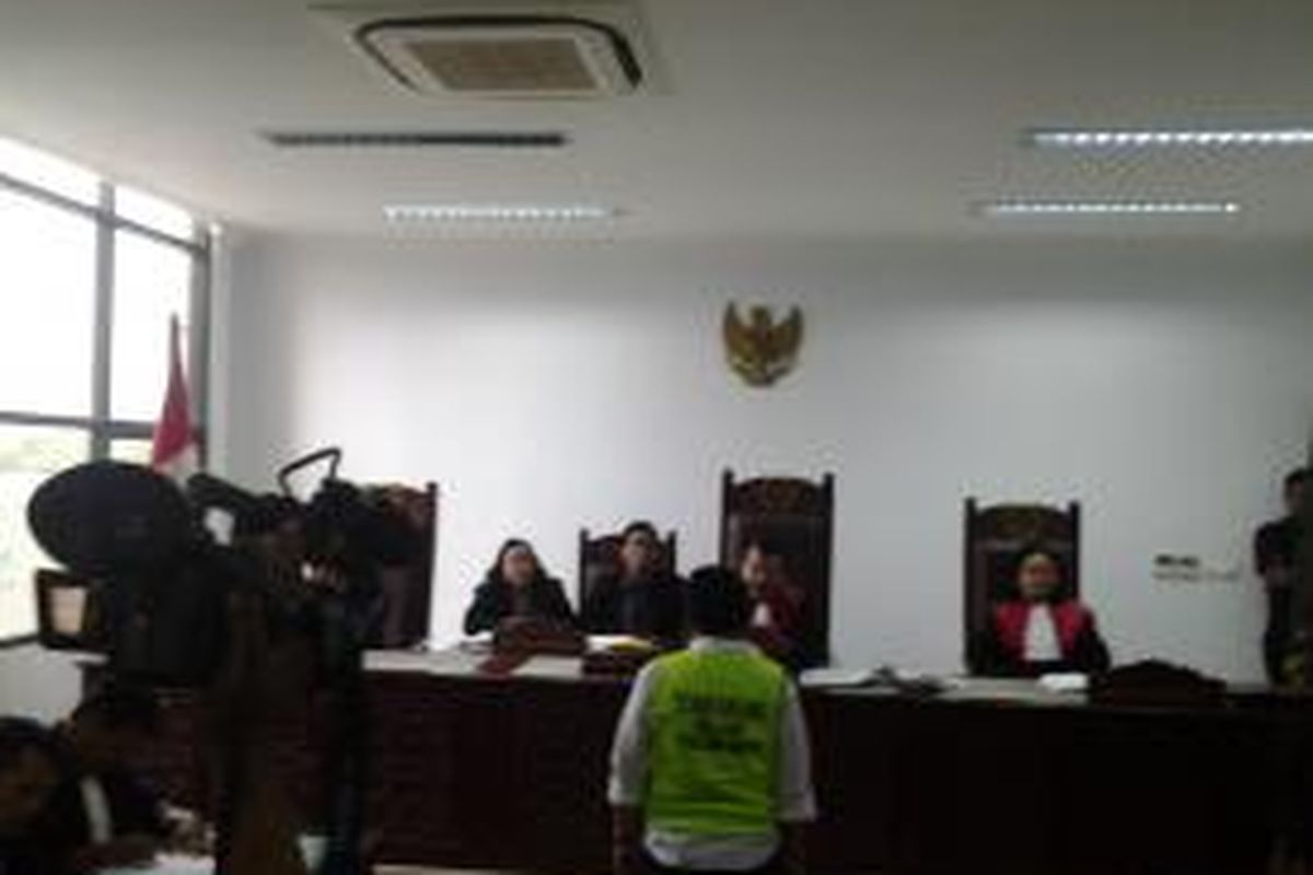 Terdakwa Yuki Irawan berdiri di depan majelis hakim Pengadilan Negeri Tangerang, Selasa(25/3/2014).