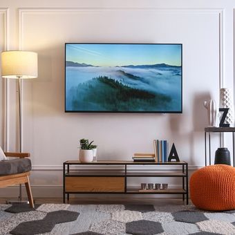 Ilustrasi TV LED di ruang keluarga untuk nonton bersama 