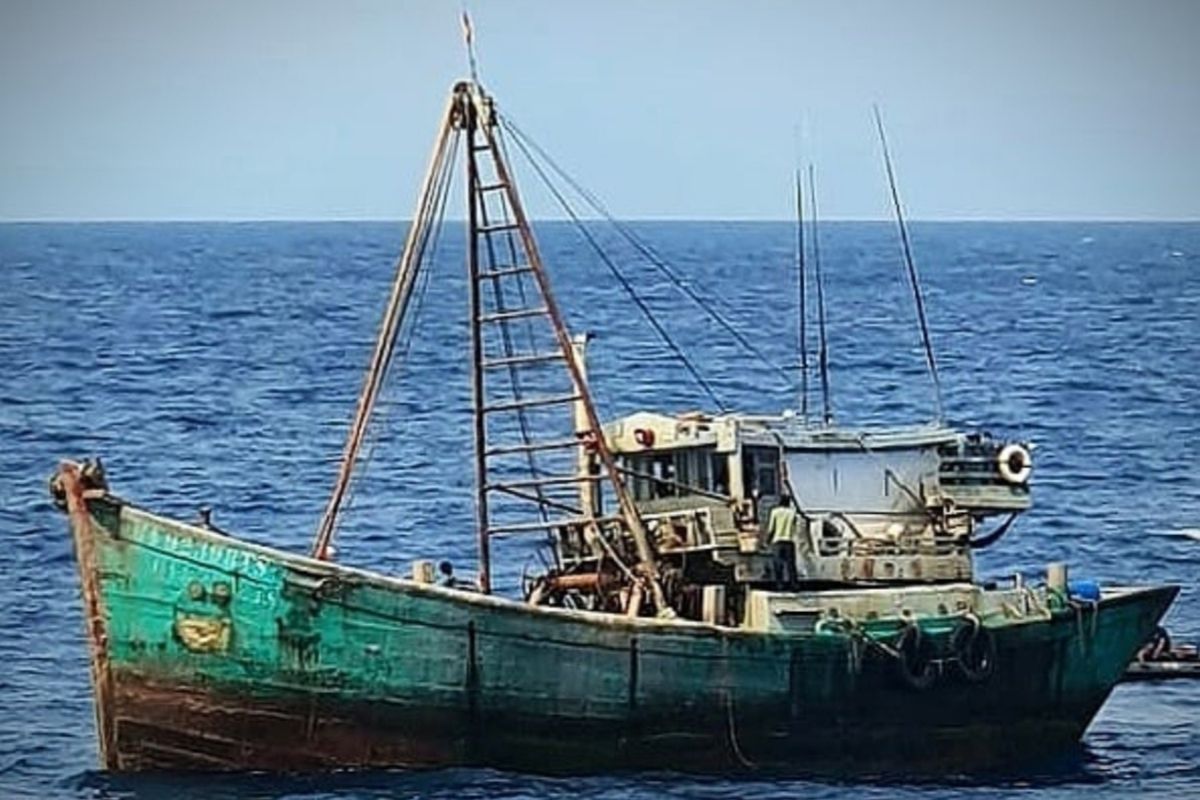 TNI Angkatan Laut (AL) kembali menangkap kapal ikan asing BV 93398 TS berbendera Vietnam yang diawaki 9 orang berkewarganegaraan Vietnam yang melakukan aktivitas illegal fishing di Perairan Zona Ekonomi Eksklusif (ZEE) Indonesia, di Laut Natuna Utara, Kepulauan Riau, Sabtu (29/8/2020).