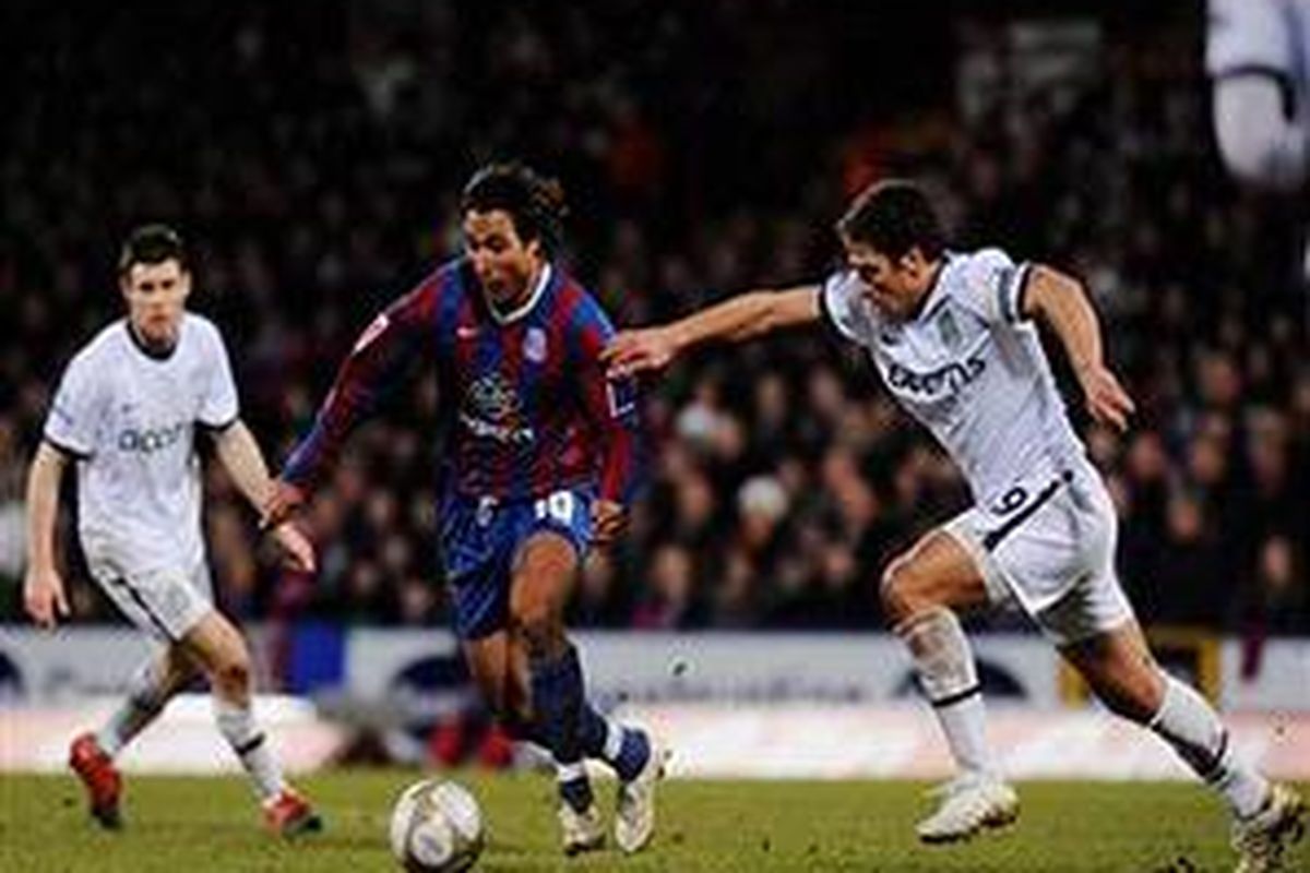 Gelandang Aston Villa, Stiliyan Petrov (kanan), mencoba lepas dari kawalan pemain Crystal Palace, Nick Carle. Petrov akhirnya mencetak gol penyama kedudukan 2-2.