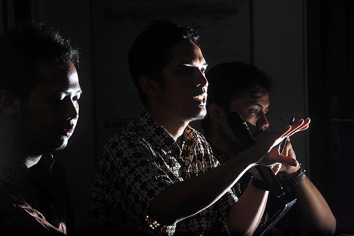 Peneliti Divisi Investigasi Indonesia Corruption Watch (ICW), Tama Satya Langkun, Koordinator Divisi Hukum dan Monitoring Peradilan ICW Febri Diansyah, dan peneliti hukum ICW, Donal Fariz, (kiri ke kanan) memberikan keterangan kepada wartawan di kantor ICW, Jakarta, Minggu (24/4). ICW menolak revisi Undang-Undang Komisi Pemberantasan Korupsi yang tengah digulirkan DPR.