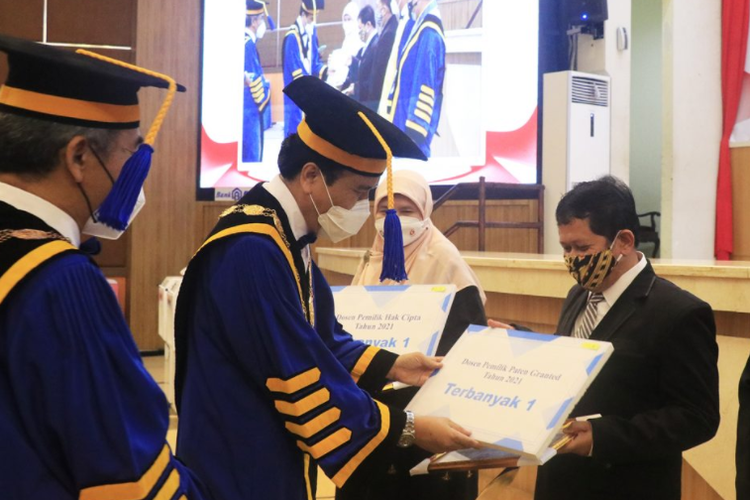 Dosen Vokasi Universitas Diponegoro (Undip) Mohamad Endy Yulianto menerima penghargaan sebagai Dosen Pemilik Paten Granted Terbanyak tahun 2021.