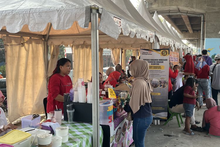 Ketika Lomba Panjat Pinang Kalimalang Jaktim Bawa Berkah bagi Pedagang Lokal...