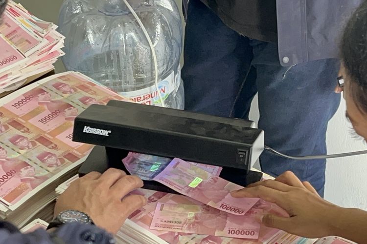 Terbongkarnya Pabrik Uang Palsu Rp 36 Miliar di Tangsel...