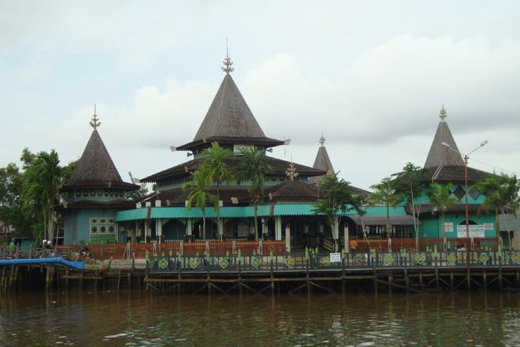 Masjid Sultan Suriansyah peninggalan Kesultanan Banjar, Kesultanan Islam di Kalimantan.
