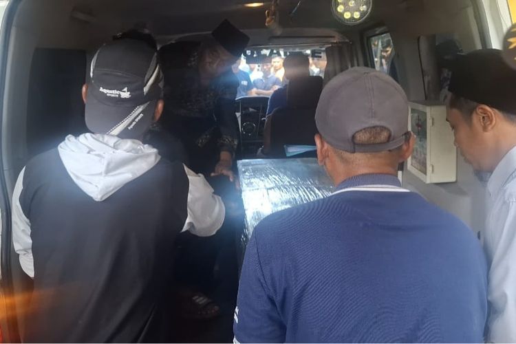 Jenazah BA (30), pekerja migran yang meninggal di Korea Selatan saat tiba di rumah duka di Desa Sukoharjo, Kecamatan Plemahan, Kabupaten Kediri, Jawa Timur, Kamis(3/7/2025).
