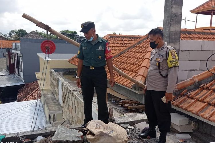 Petugas melakukan olah TKP kejadian buruh tewas tersengat listrik, Rabu (14/9/2022) di Desa Banjar Anyar, Kecamatan Kediri, Kabupaten Tabanan, Provinsi Bali.