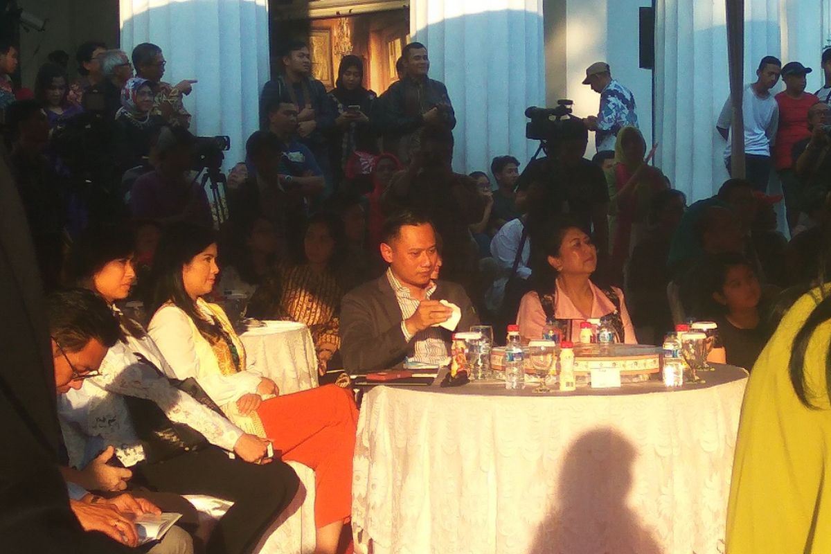 Agus Harimurti dan Ani Yudhoyono dalam acara peluncuran buku foto Sylviana Murni di Kota Tua, Sabtu (29/4/2017).