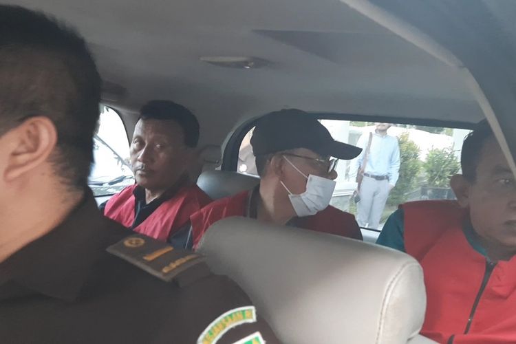 Tiga tersangka kasus dugaan pungli bermodus jual beli kios Pasar Randublatung dimasukkan ke mobil untuk ditahan di Rutan Blora, Jawa Tengah, Kamis (19/10/2023)