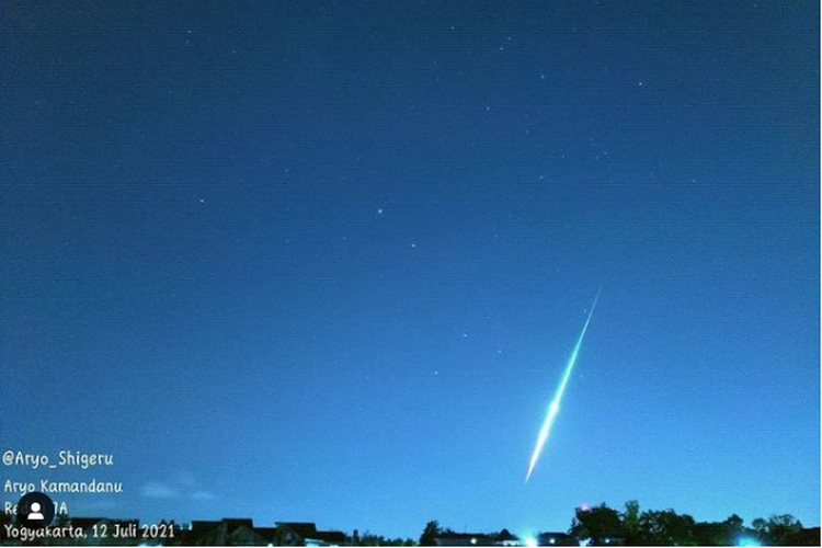 Tangkapan layar foto yang menangkap kilatan cahaya di langit Jogja, Senin (12/7/2021) malam.
