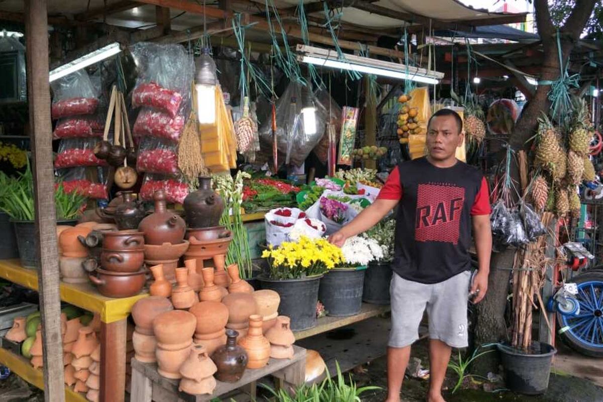 Penjual bunga tabur di Jalan Raya Bogor, Kramat Jati, Jakarta Timur, Jumat (28/2/2020).