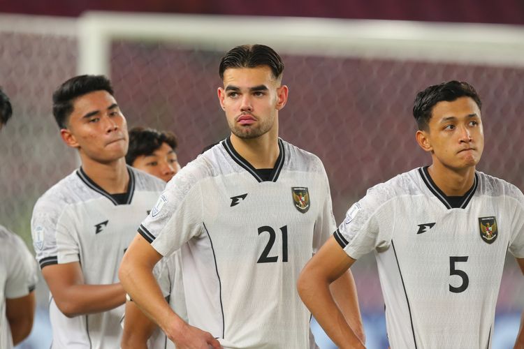 Reaksi Muhammad Ferarri, Jens Raven, dan Dony Tri Pamungkas usai Timnas U23 Indonesia kalah 0-1 dari Vietnam di final Piala AFF U23 2025 atau ASEAN U23 Championship 2025 yang diadakan di Stadion Utama Gelora Bung Karno (SUGBK), Jakarta, pada Selasa (29/7).
