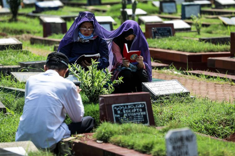 Warga melakukan ziarah kubur di tempat pemakaman umum (TPU) Karet Tengsin, Jakarta Pusat, Rabu (22/4/2020). Pemprov DKI Jakarta mengimbau warga untuk menunda ziarah di tempat pemakaman umum (TPU) menjelang Ramadhan. Tujuannya untuk mencegah penyebaran virus corona tipe 2 (SARS-CoV-2) penyebab Covid-19.