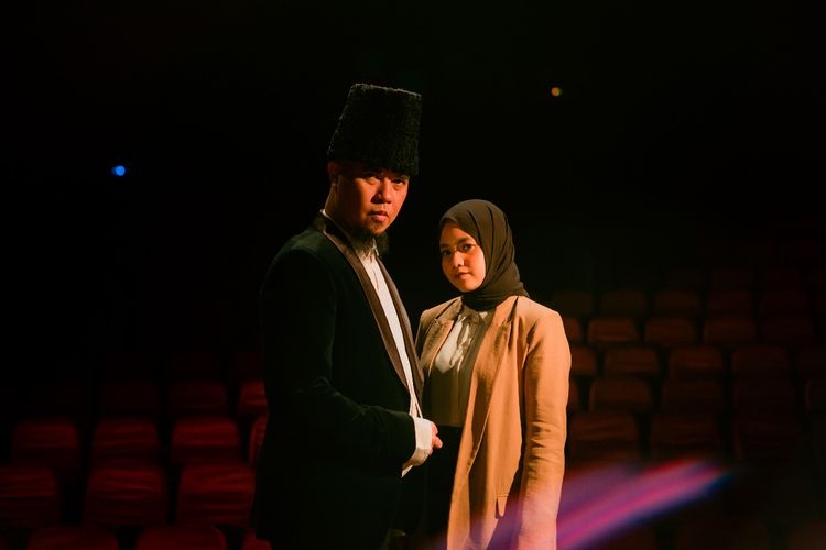 Hanin Dhiya dan Ahmad Dhani akhirnya berkolaborasi dalam mengemas ulang lagu Roman Picisan yang sebelumnya dipopulerkan oleh Dewa 19.