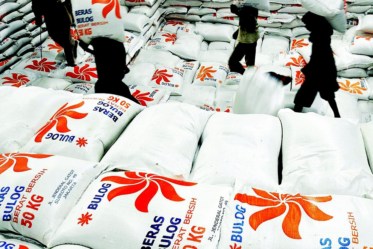 Pekerja mengangkut beras impor dari Vietnam ke Gudang Bulog di Jakarta, Kamis (20/10). Hingga awal Oktober 2011, Perum Bulog telah merealisasikan impor beras sebanyak 536.000 ton. 