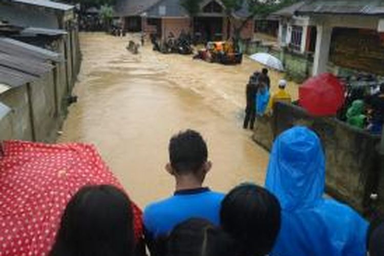 Banjir menerjang enam kecamatan di Kota Kendari, Selasa (16/7/2013).