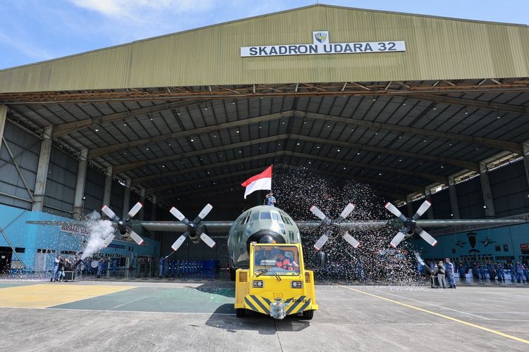 TNI Angkatan Udara (AU) secara resmi menghentikan operasional pesawat C-130B Hercules A-1312. Peresmian atau upacara penghentian pesawat hercules itu dipimpin oleh Kepala Staf AU (KSAU) Marsekal Fadjar Prasetyo dalam sebuah tradisi di hanggar Skuadron 32 Lanud Abdulrachman Saleh, Malang, Jawa Timur, Jumat (13/1/2023).