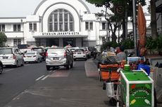 PKL Santai Berjualan di Pinggir Jalur Transjakarta Kota Tua