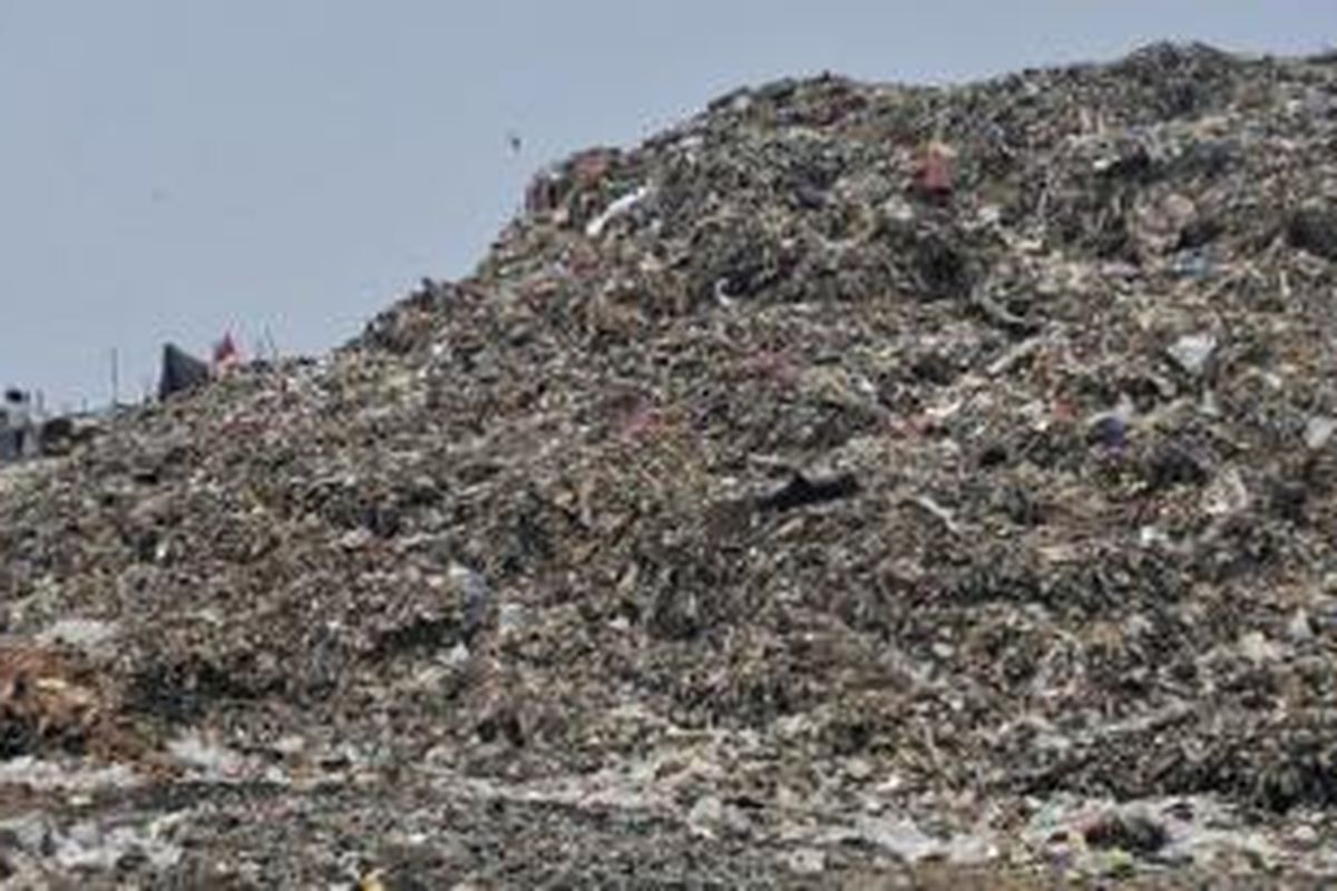 Ilustrasi: Tumpukan sampah di Zona B Tempat Pembuangan Akhir (TPA) Rawa Kucing, Kota Tangerang, Banten, Kamis (5/11). TPA ini dikelola dengan cukup baik dan banyak terobosan dilakukan, antara lain akan segera ada pengolahan sampah plastik menjadi bahan bakar biosolar. 