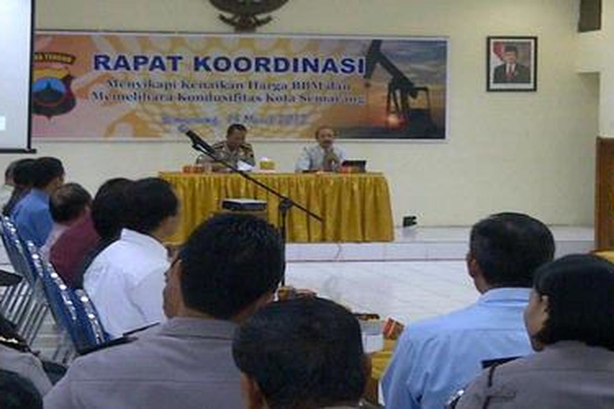 Kepala Polrestabes Semarang, Kombes Pol Elan Subilan, Selasa (13/3/2012) berdialog dengan sejumlah elemen masyarakat di Kota Semarang, Jawa Tengah, dalam menyikapi rencana kenaikan harga BBM. 
