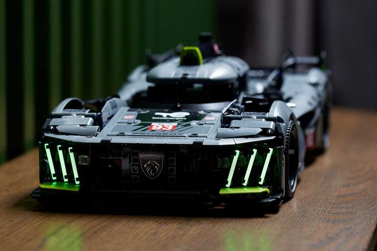 Lego Technic Peugeout 9X8 24H Le Mans Hybrid Hypercar 