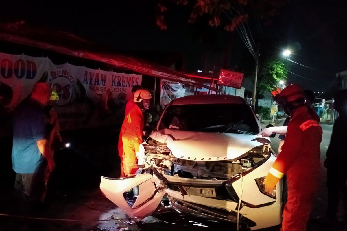 Kecelakaan tunggal terjadi Jalan Kalisari, Kelurahan Pekayon, Kecamatan Pasar Rebo, Jakarta Timur pada Kamis (8/4/2021) pagi.