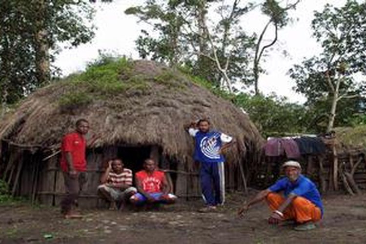Ruben Wetipo (paling kanan) bersama anak-anaknya di depan honai (rumah adat Papua) di Kampung Wouma, Wamena, Kabupaten Jayawijaya, Papua, Minggu (29/4/2012). Kaum laki-laki tidur dalam satu honai yang disebut honai pilamo. 
